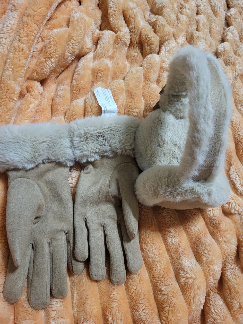 Plush Faux-Fur Trim Gloves and Earmuffs Set - Beige - Picture 3 of 3